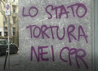 Scritte sui muri e vetrine imbrattate, la protesta degli anarchici contro i Cpr